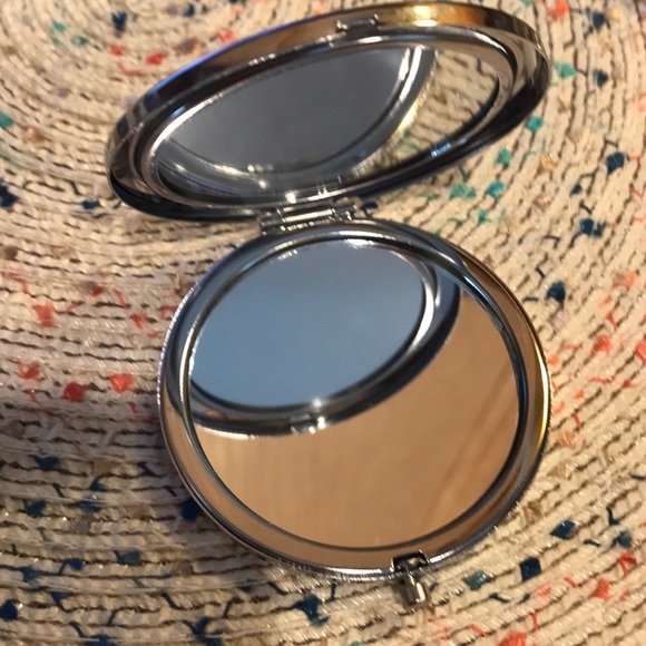 Compact Mirror - Picture 4 of 8